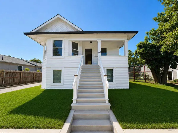$725,000 | 587 Seymour Street, Napa, CA 94559