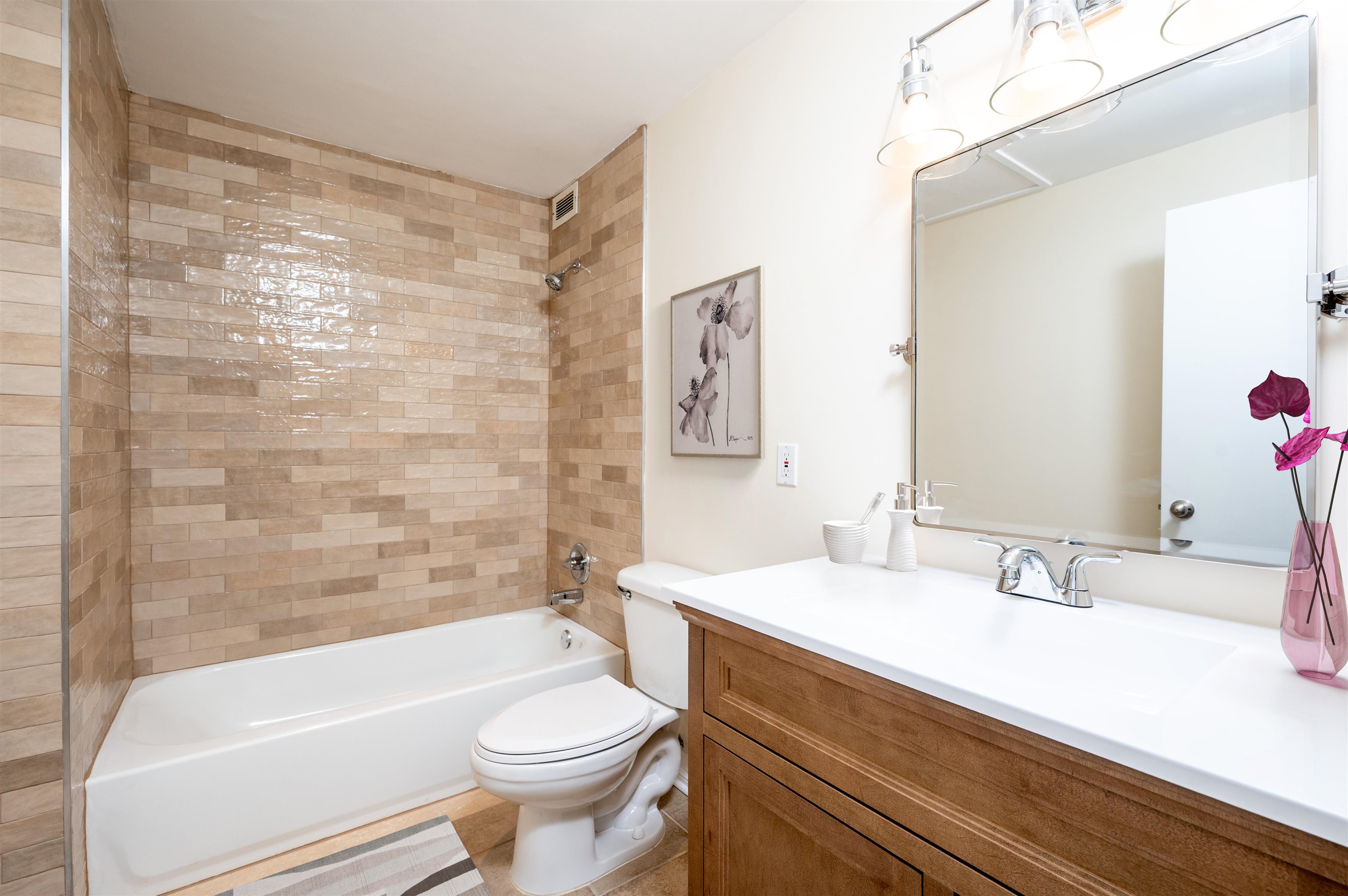 655 Riverside Drive, Unit 606A Memphis, TN 38103 - Photo 12 of 35 a bathroom with a sink a toilet and a bathtub