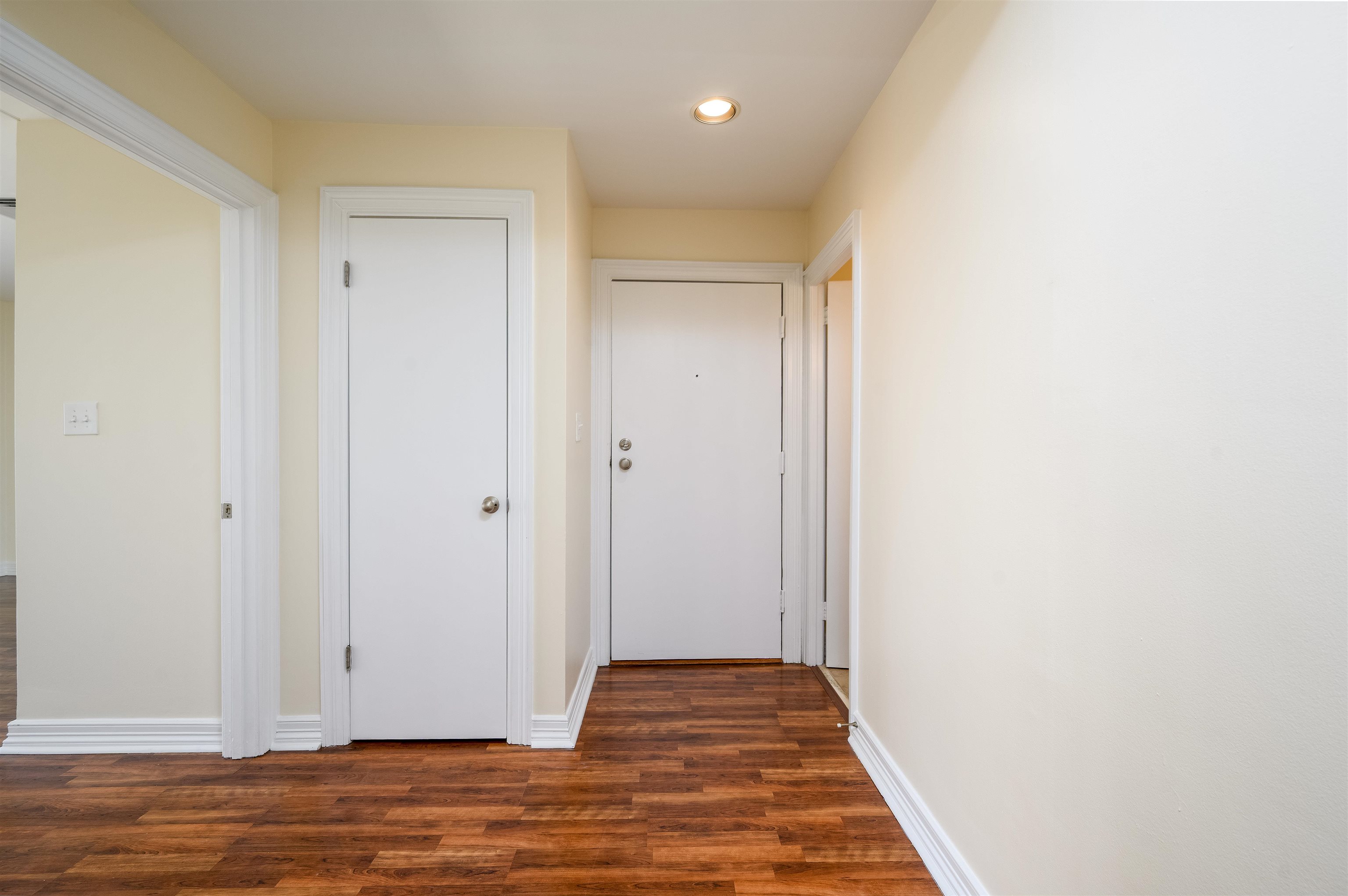 655 Riverside Drive, Unit 606A Memphis, TN 38103 - Photo 17 of 35 a view of a livingroom with wooden floor