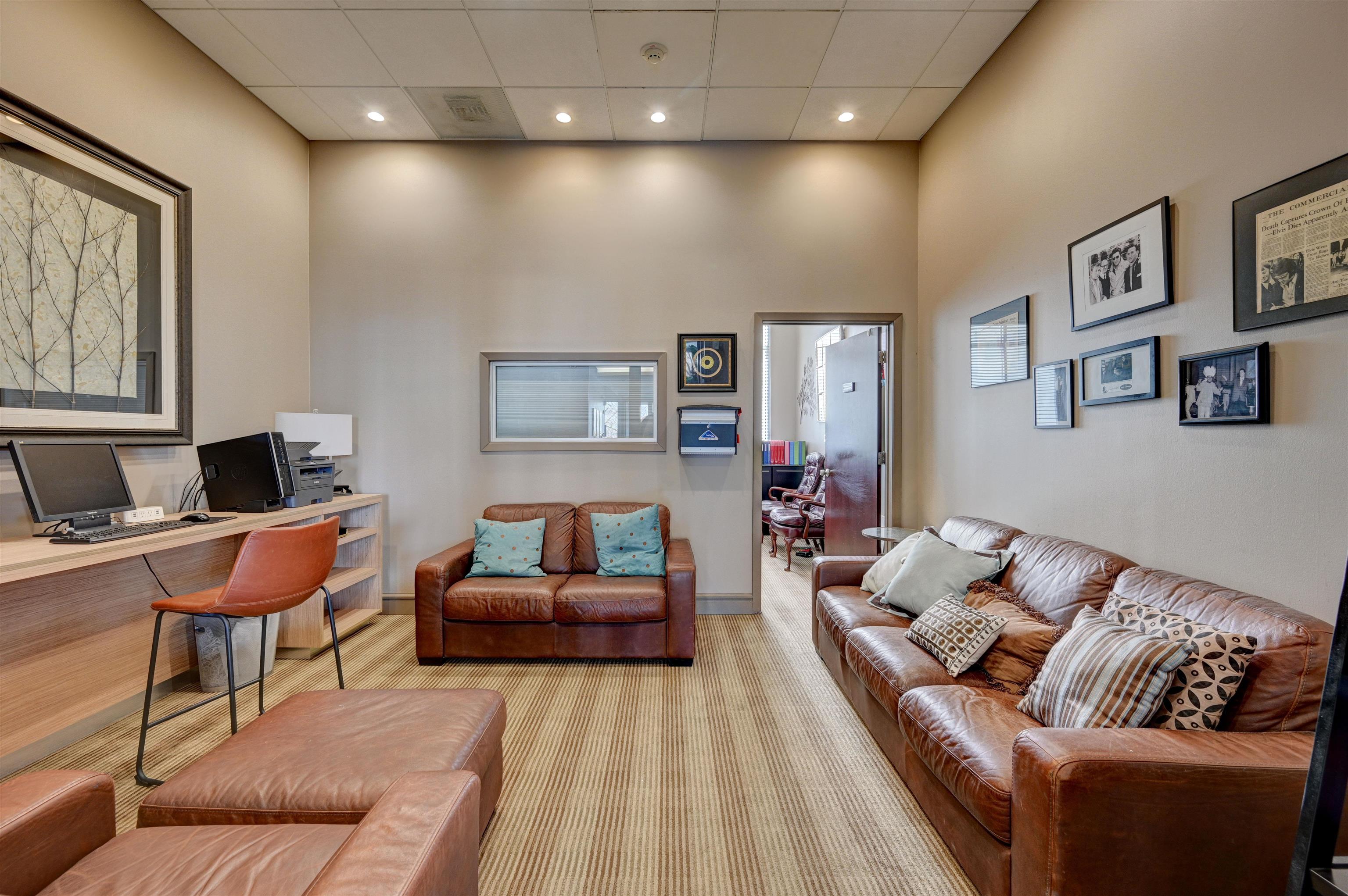 655 Riverside Drive, Unit 606A Memphis, TN 38103 - Photo 27 of 35 a living room with furniture and a couch