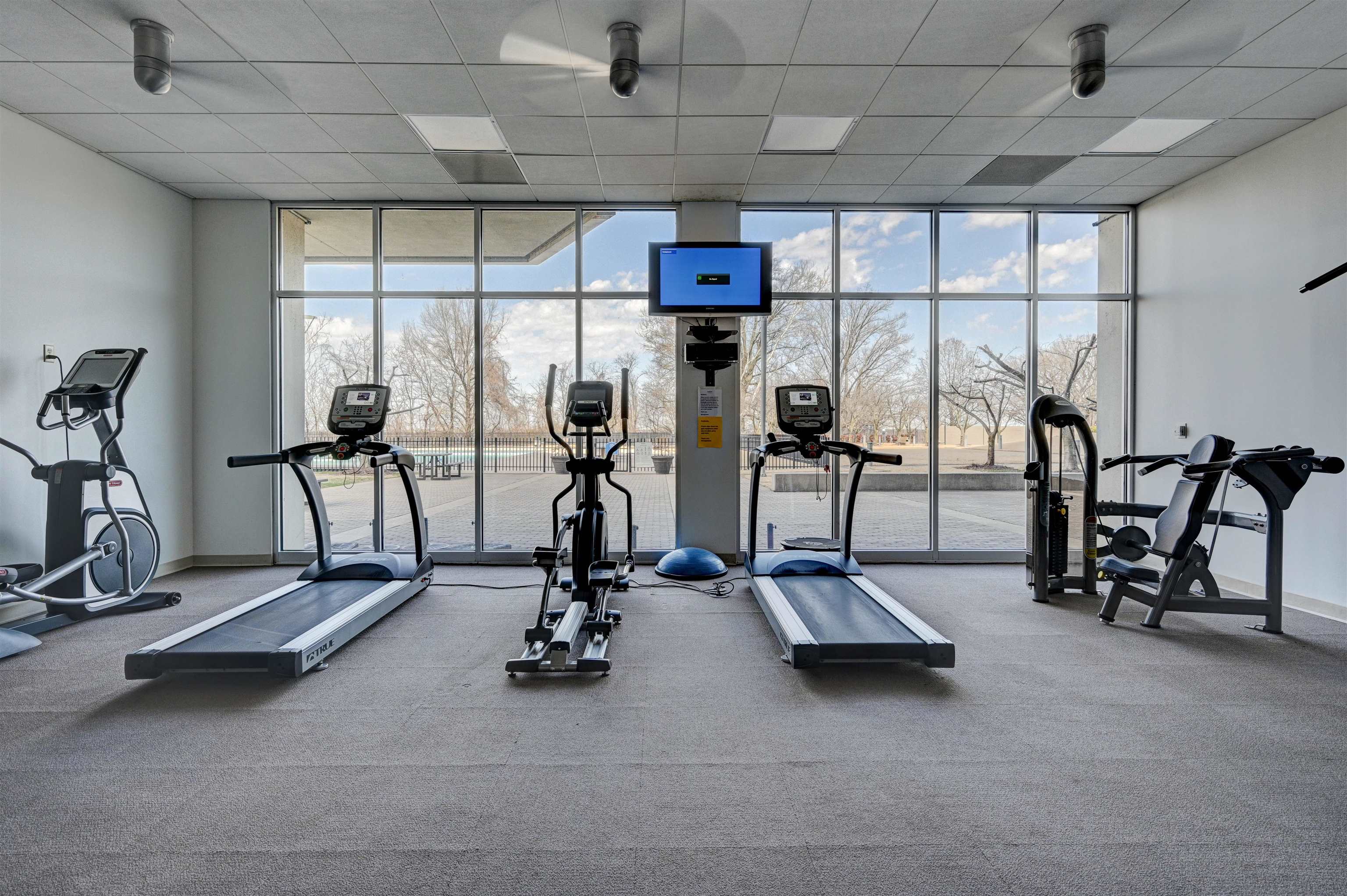 655 Riverside Drive, Unit 606A Memphis, TN 38103 - Photo 31 of 35 a view of a room with gym equipment