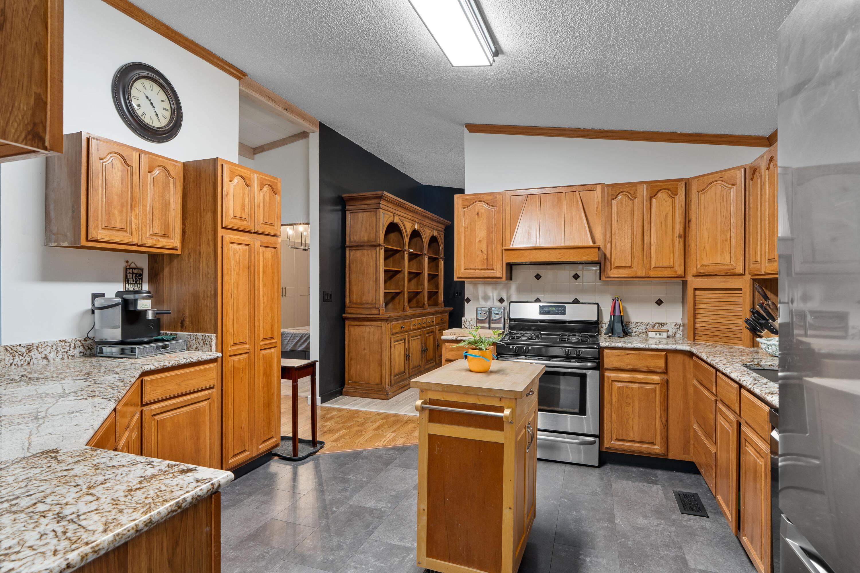 7173 Refugee Road Southwest Pataskala, OH 43062 - Photo 9 of 53 Oak cabinets