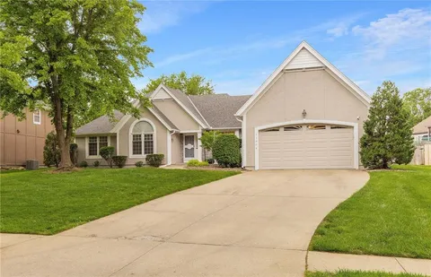 $435,000 | 11804 Summit Street, Kansas City, MO 64114