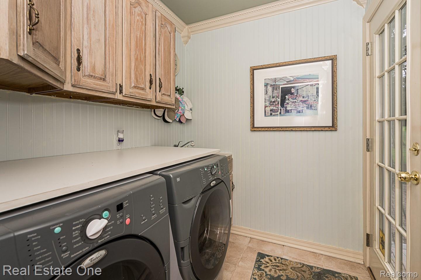 1380 Chestnut Circle Rochester, MI 48309 - Photo 19 of 46 First floor laundry with door to patio