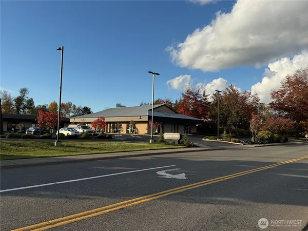 $1,917 | 1725 Continental Place, Unit D, Mount Vernon, WA 98273