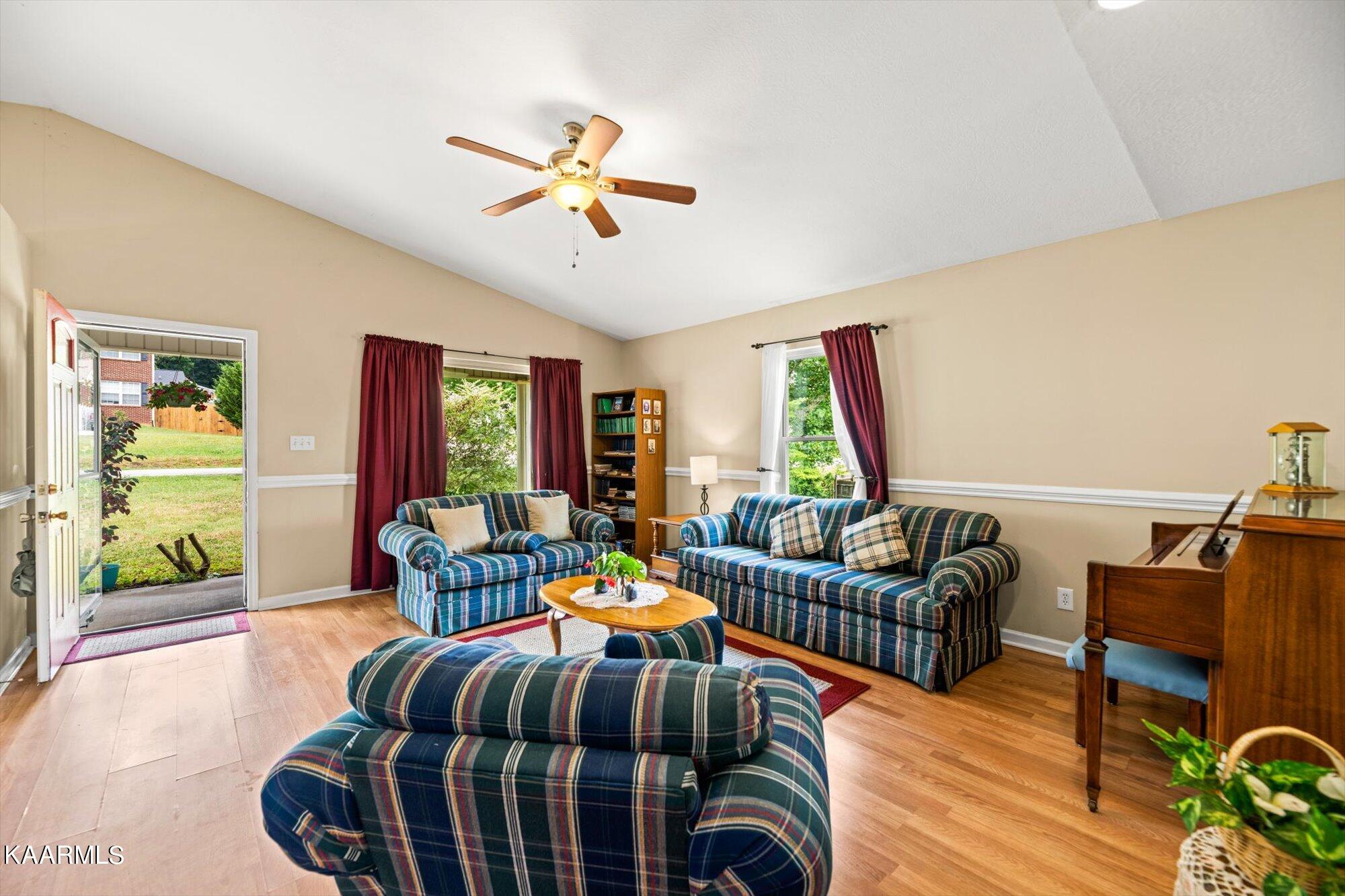 709 Ridgeview Drive Clinton, TN 37716 - Photo 4 of 22 04-709-Ridgeview-Dr-Clinton-TN-4