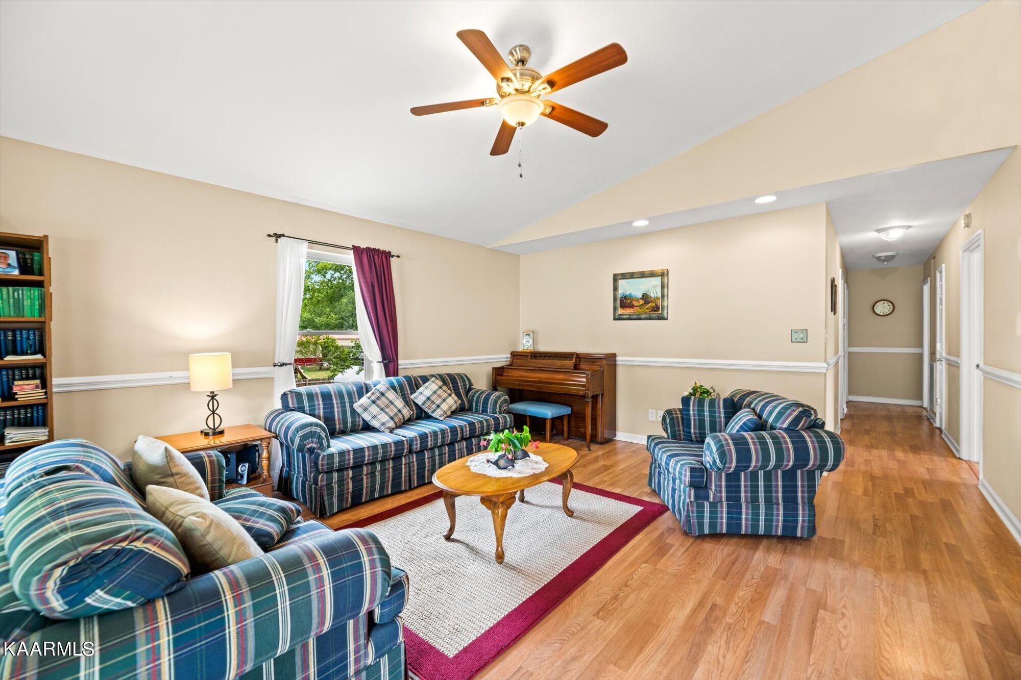 709 Ridgeview Drive Clinton, TN 37716 - Photo 6 of 22 06-709-Ridgeview-Dr-Clinton-TN-6