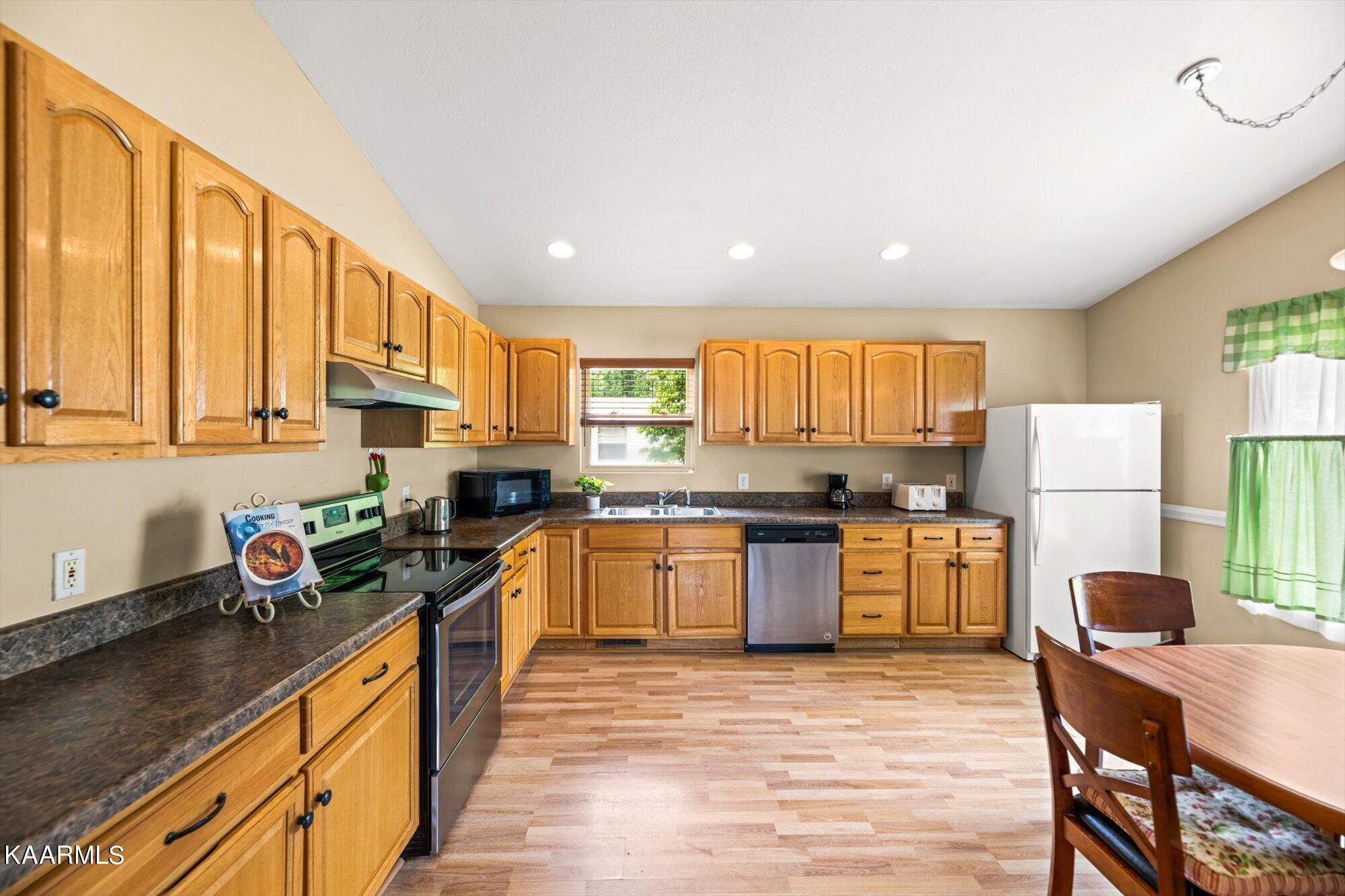 709 Ridgeview Drive Clinton, TN 37716 - Photo 8 of 22 08-709-Ridgeview-Dr-Clinton-TN-8
