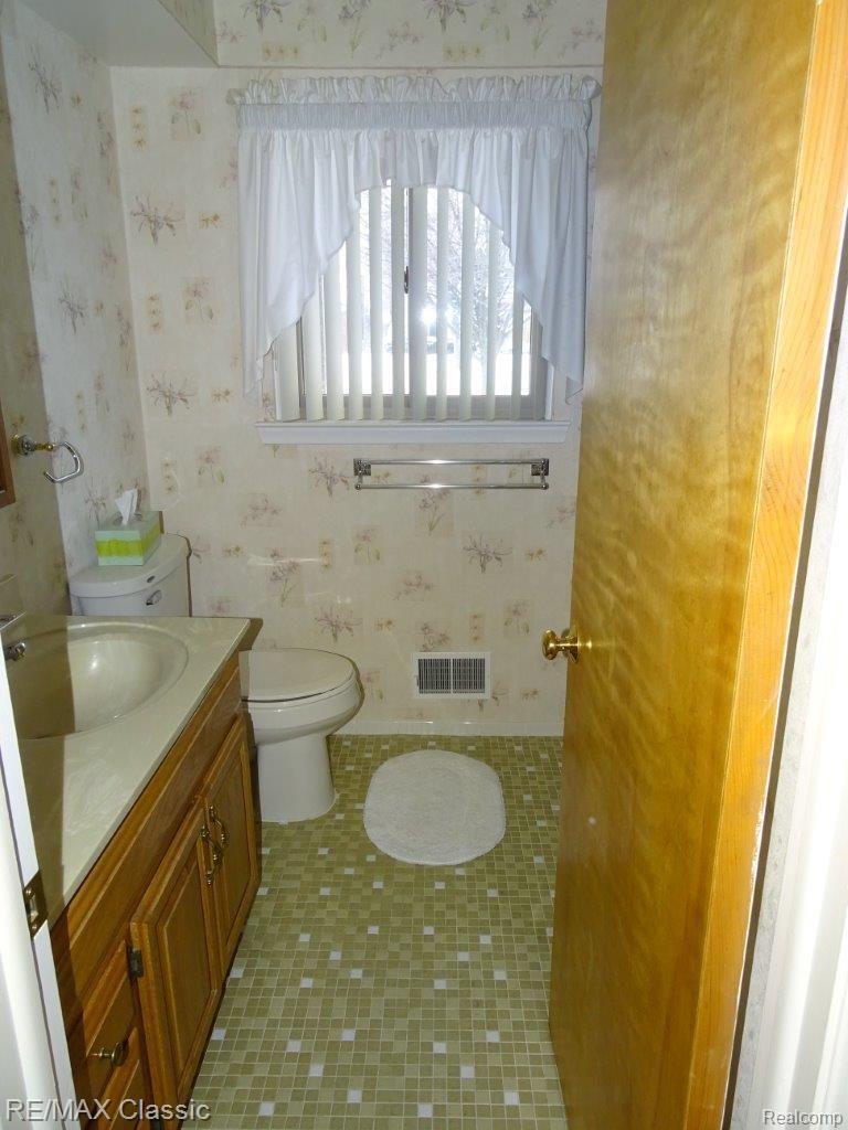 43952 Brandywyne Road Canton, MI 48187 - Photo 16 of 28 Full bathroom on the main floor