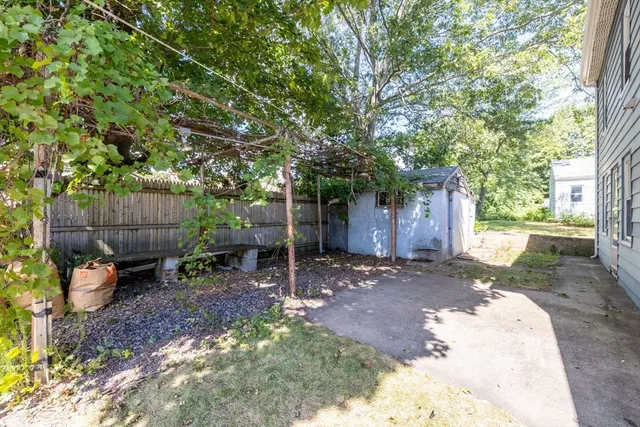 a view of backyard with a garden