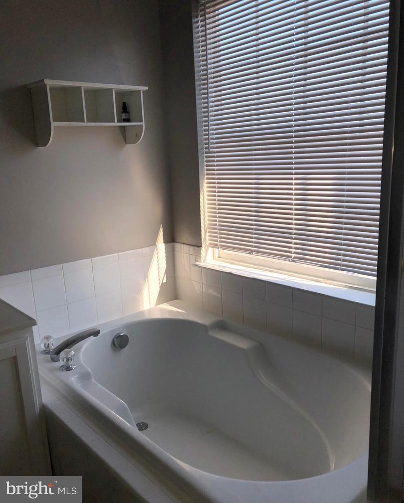 2925 Rotterdam Loop Woodbridge, VA 22191 - Photo 46 of 55 a bathroom with a bathtub and next to a window