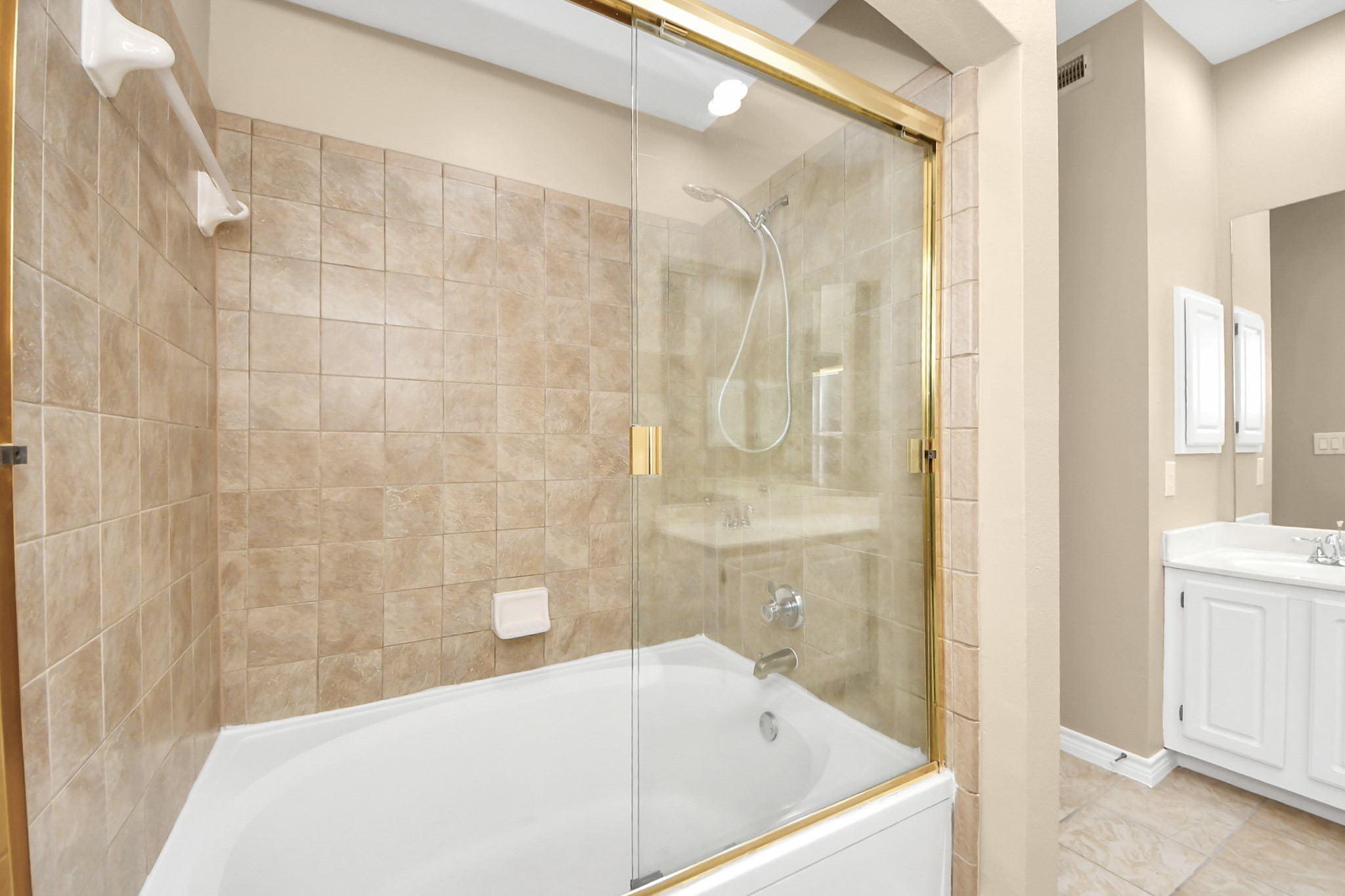 2400 McCue Road, Unit 333 Houston, TX 77056 - Photo 20 of 49 Primary bathroom