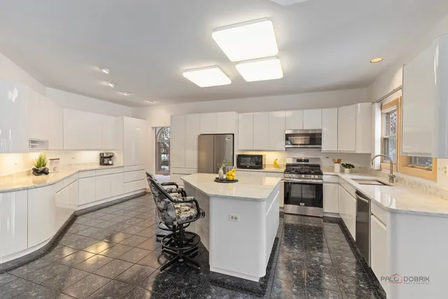 $1,150,000 | 395 Blue Ash Drive, Buffalo Grove, IL 60089