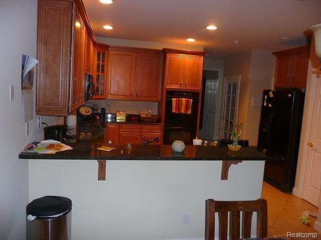 24933 Reeds Pointe Drive, Unit 9 Novi, MI 48374 - Photo 9 of 20 KITCHEN