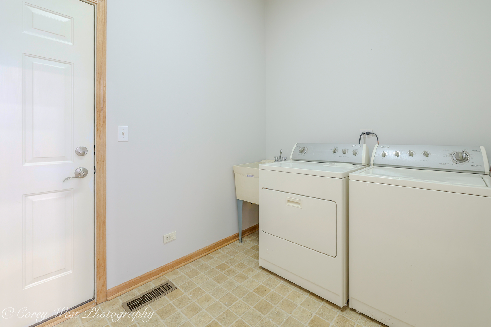 620 Ridge Drive Elburn, IL 60119 - Photo 36 of 46 a utility room with dryer and washer