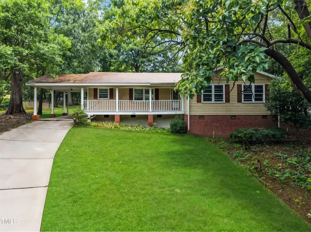 a view of a house with a backyard