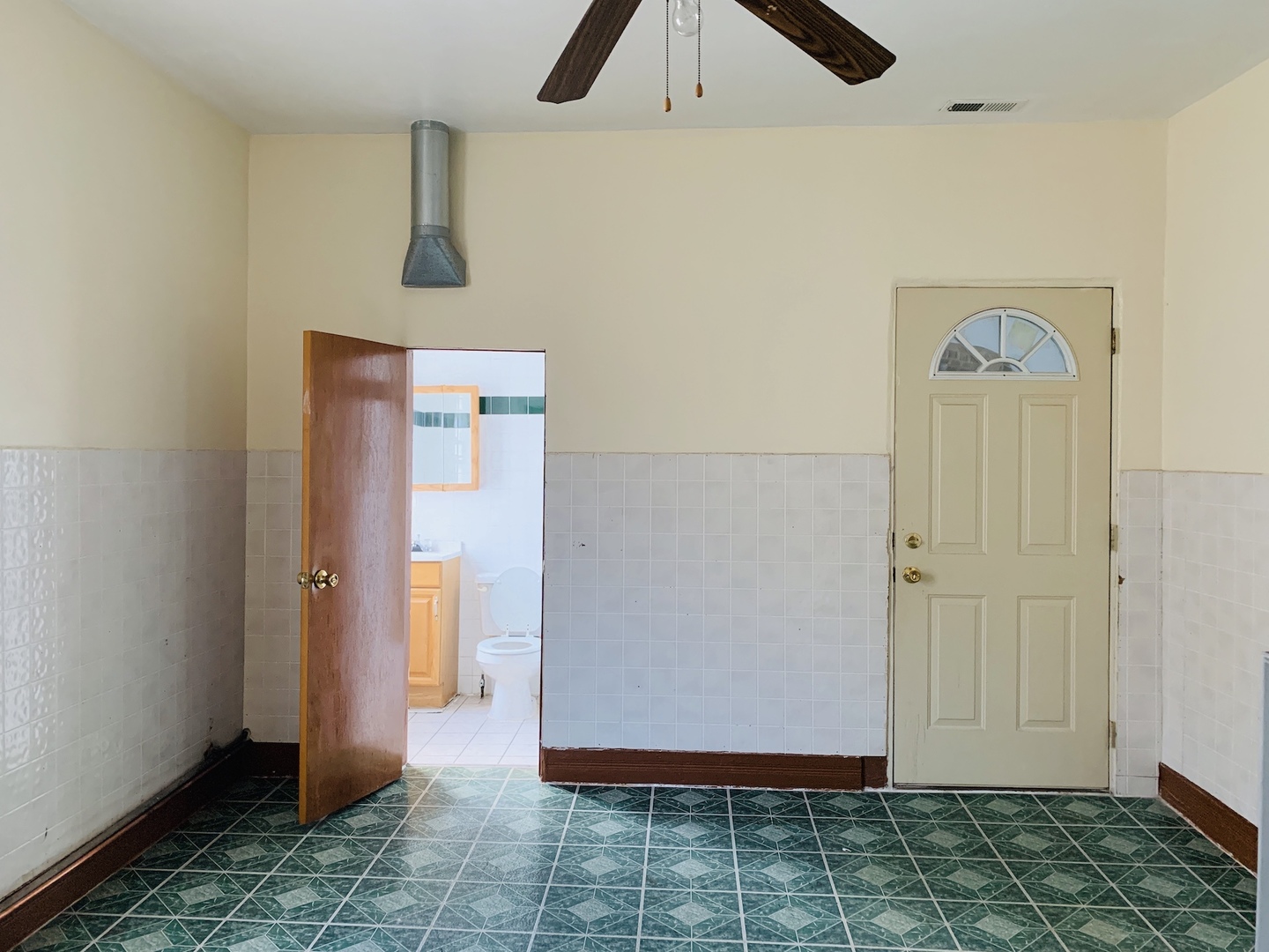 317 East 116th Street Chicago, IL 60628 - Photo 5 of 17 a view of an entryway door