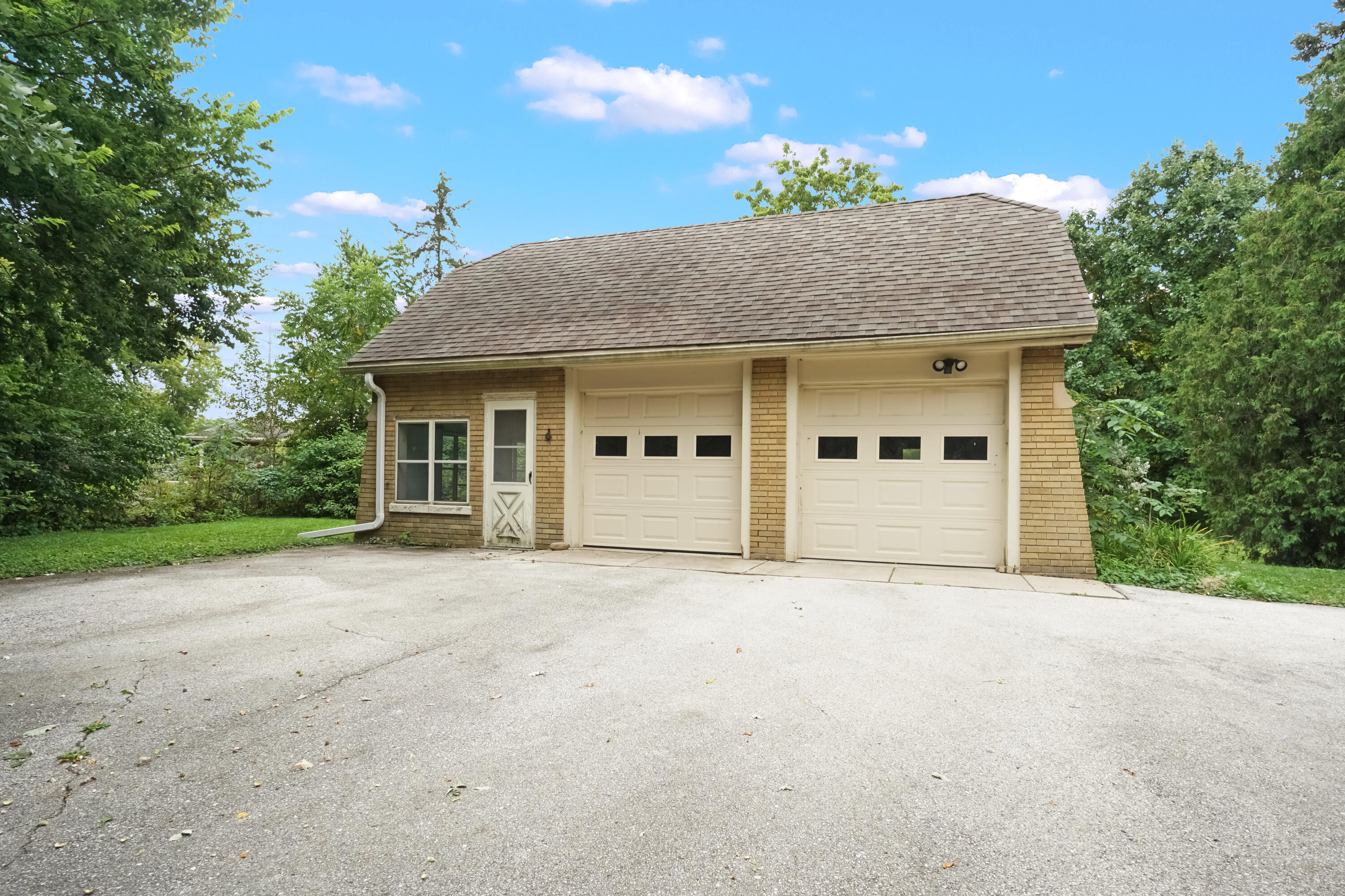 8221 North Cedarburg Road Brown Deer, WI 53209 - Photo 28 of 35 Garage