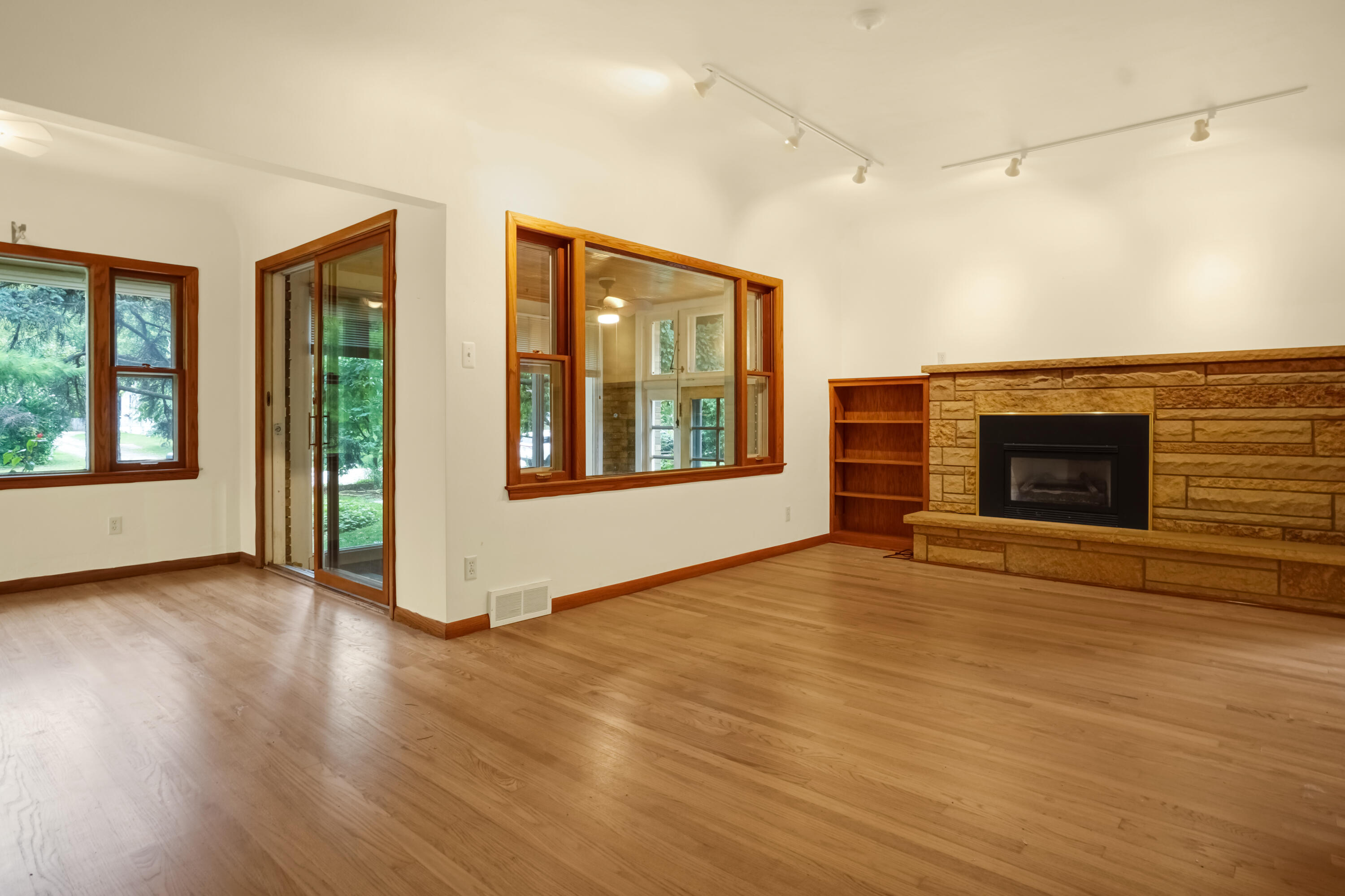 8221 North Cedarburg Road Brown Deer, WI 53209 - Photo 4 of 35 Living Room