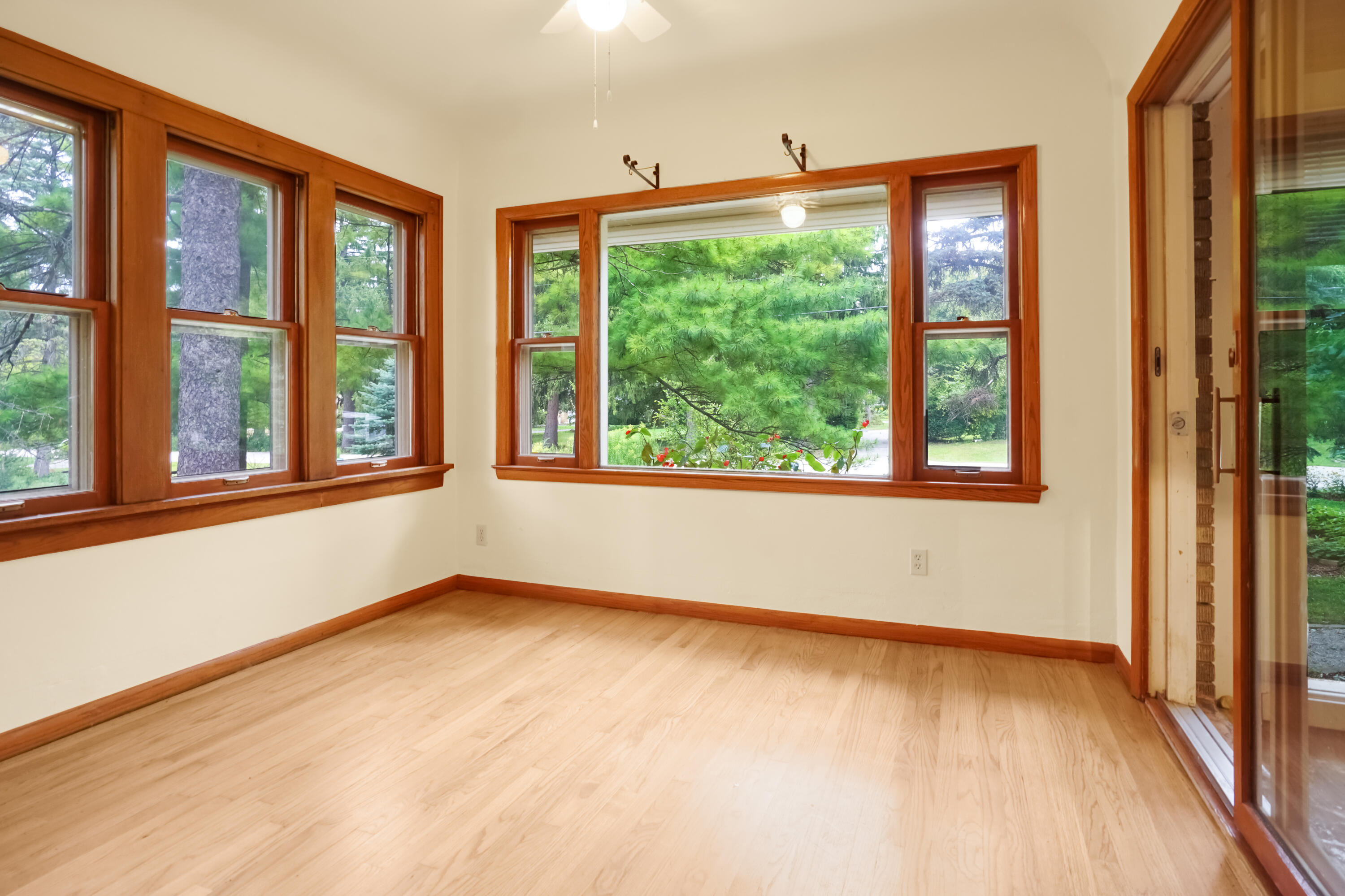 8221 North Cedarburg Road Brown Deer, WI 53209 - Photo 5 of 35 Living Room