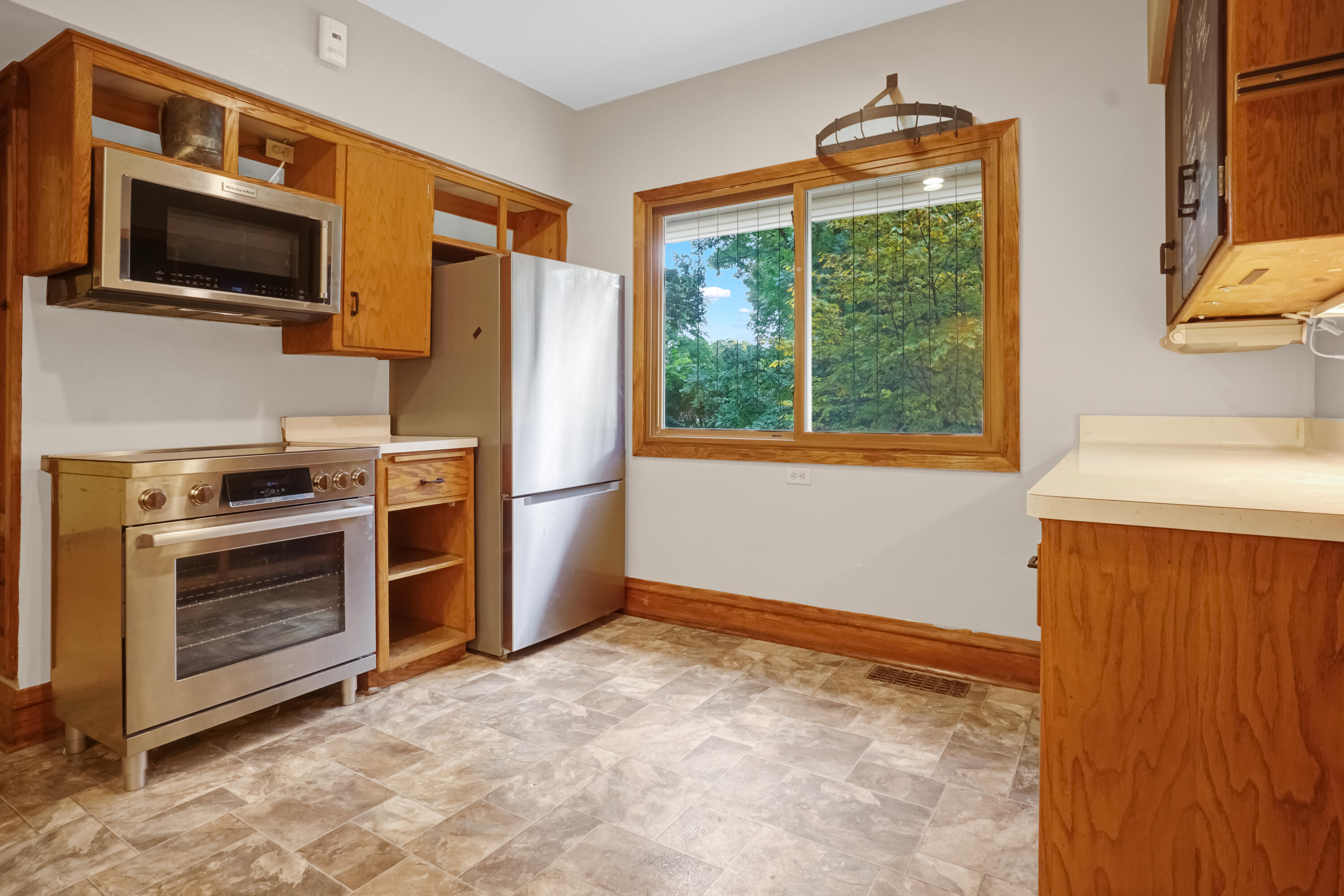 8221 North Cedarburg Road Brown Deer, WI 53209 - Photo 10 of 35 Kitchen
