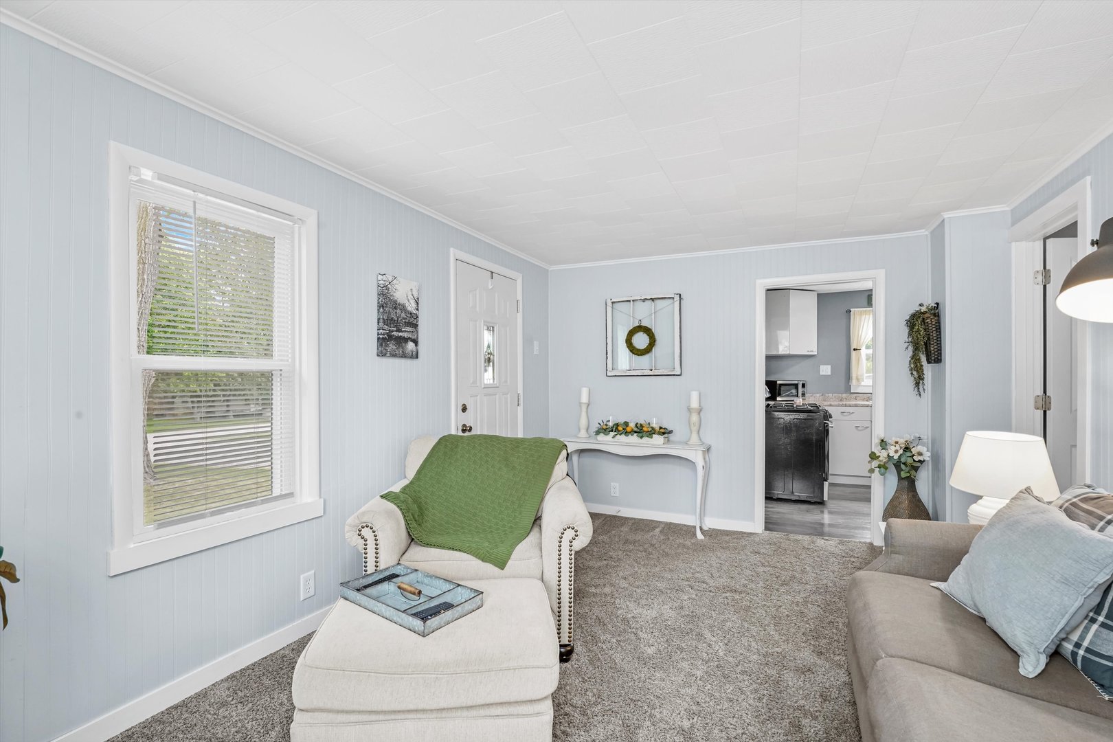 635 Birch Drive Beecher, IL 60401 - Photo 4 of 14 a living room with furniture and a window