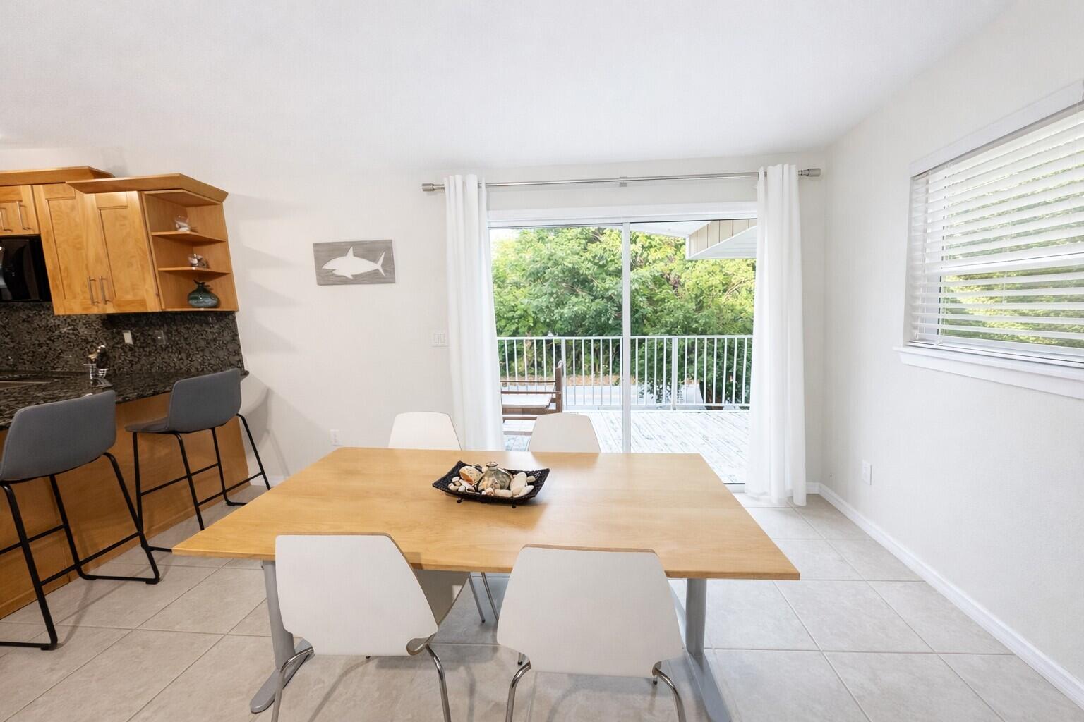 335 Bayview Avenue Key Largo, FL 33037 - Photo 5 of 57 Dining area