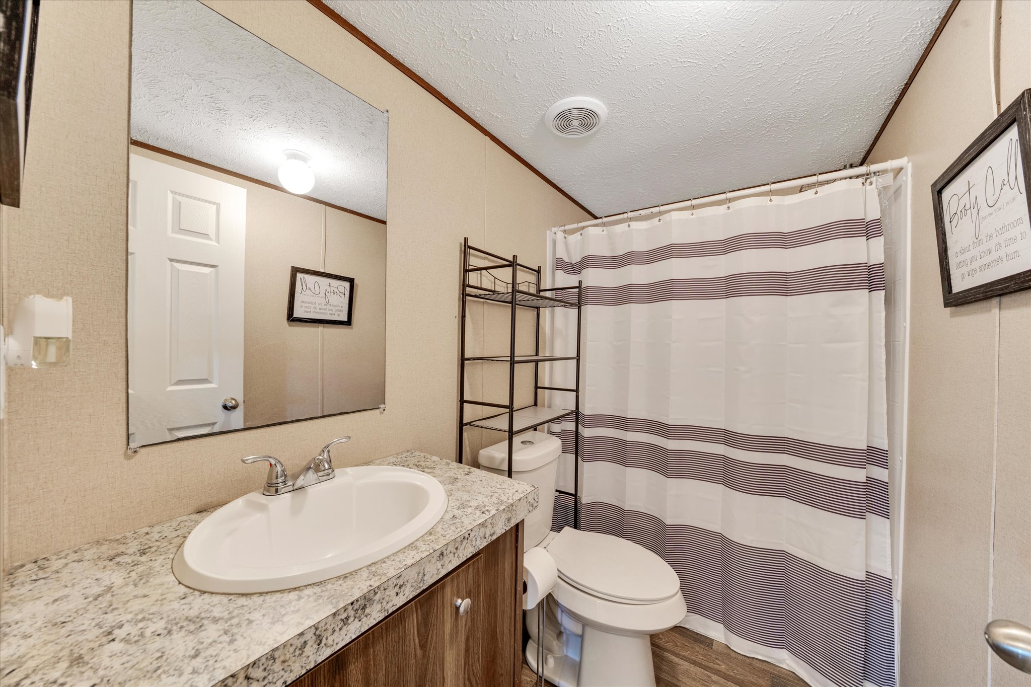 2755 Washburn Road Luling, TX 78648 - Photo 19 of 40 A well-appointed bath boasts a sleek vanity and a shower-tub combination.
