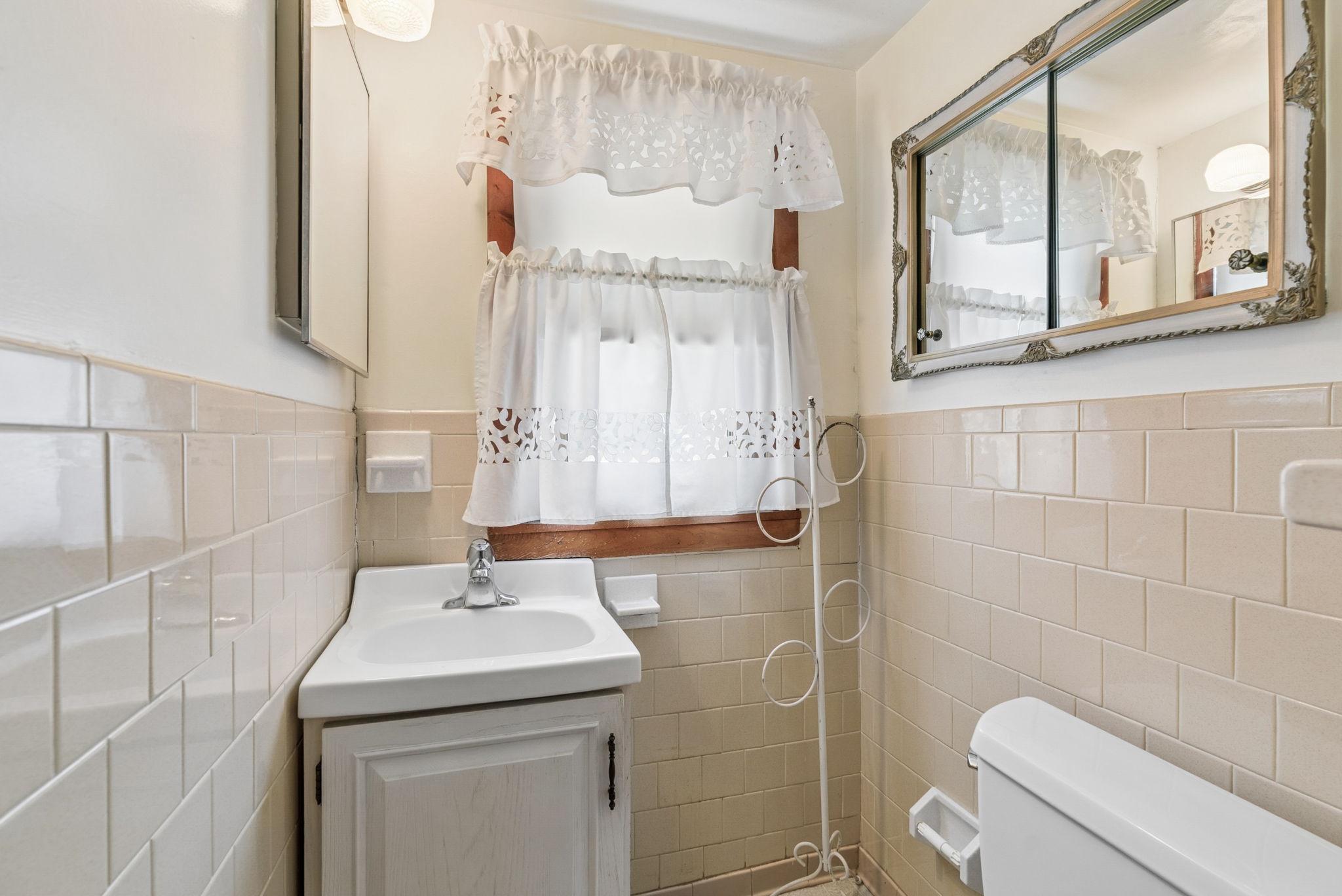 19 Old Solomons Island Road Annapolis, MD 21401 - Photo 25 of 51 Upper Level Bathroom