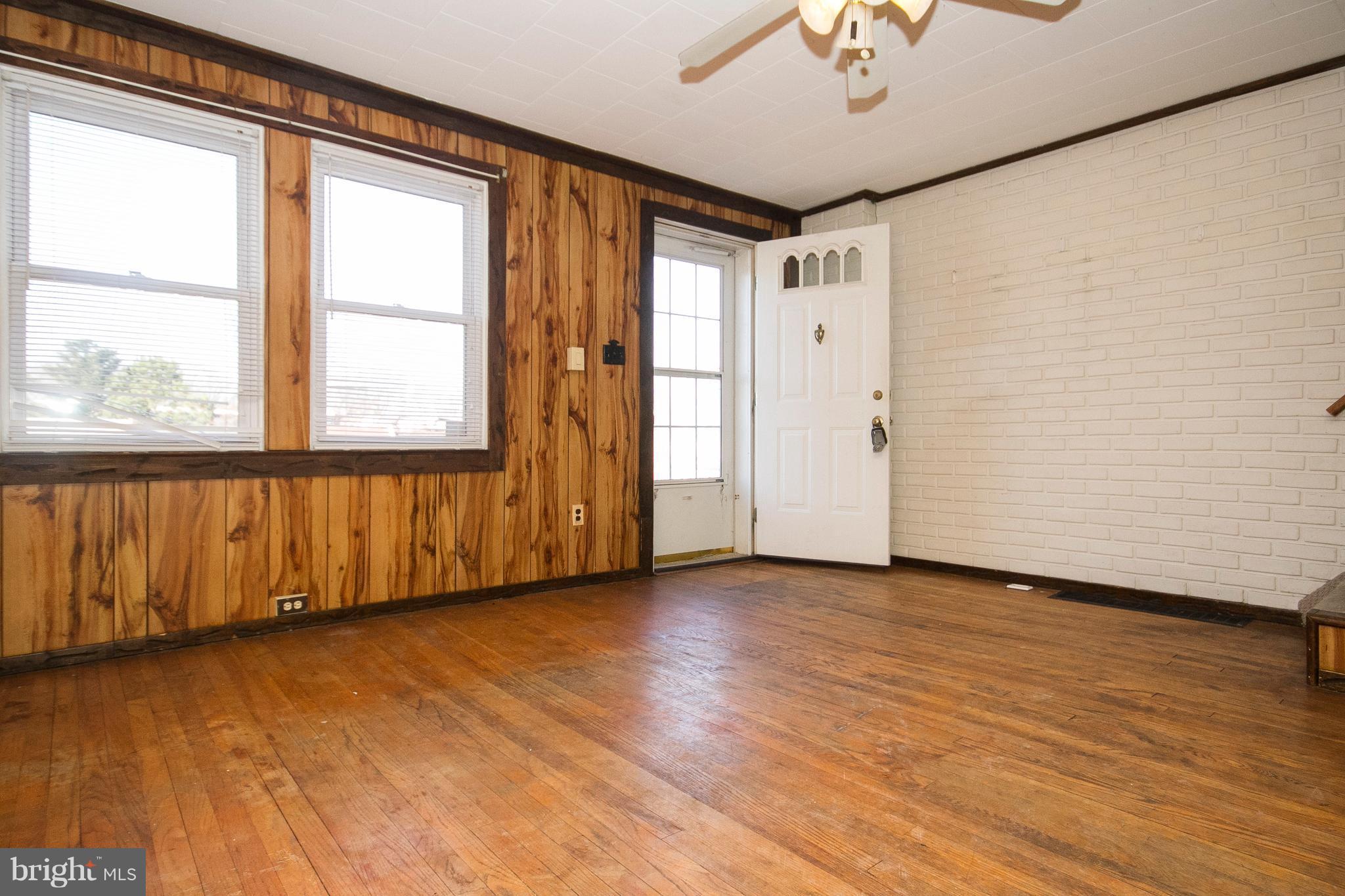 204 Grove Park Road Baltimore, MD 21225 - Photo 7 of 29 Living Room