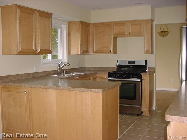 1919 Mackwood Road Rochester, MI 48307 - Photo 7 of 19 kitchen