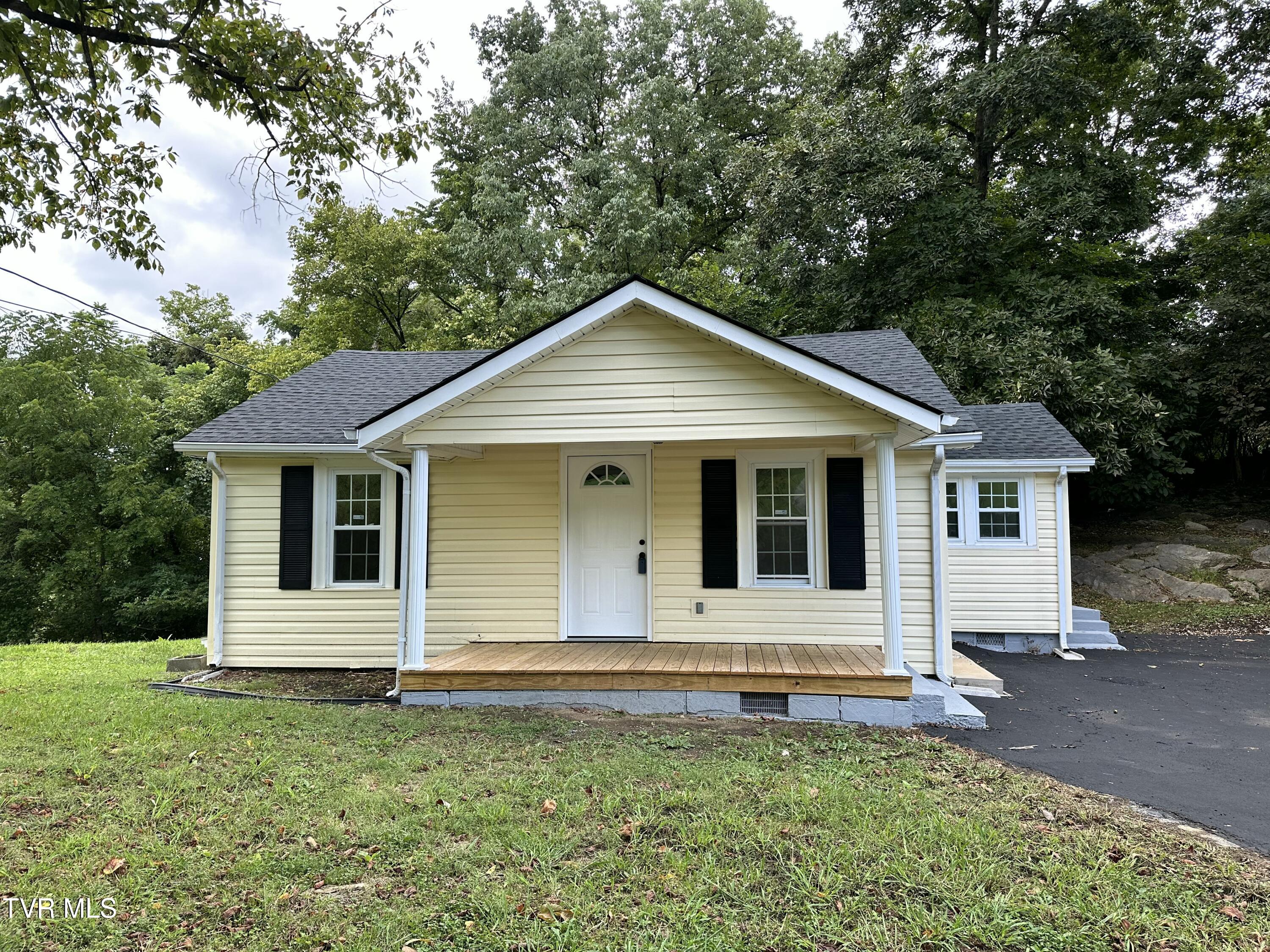 215 Hart Road Elizabethton, TN 37643 - Photo 1 of 18 IMG_2340