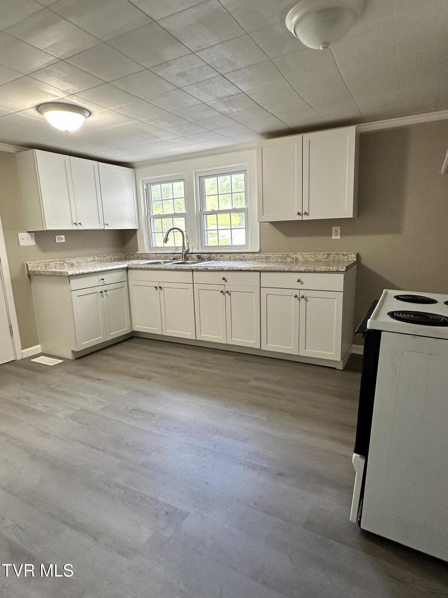 215 Hart Road Elizabethton, TN 37643 - Photo 12 of 18 IMG_2346