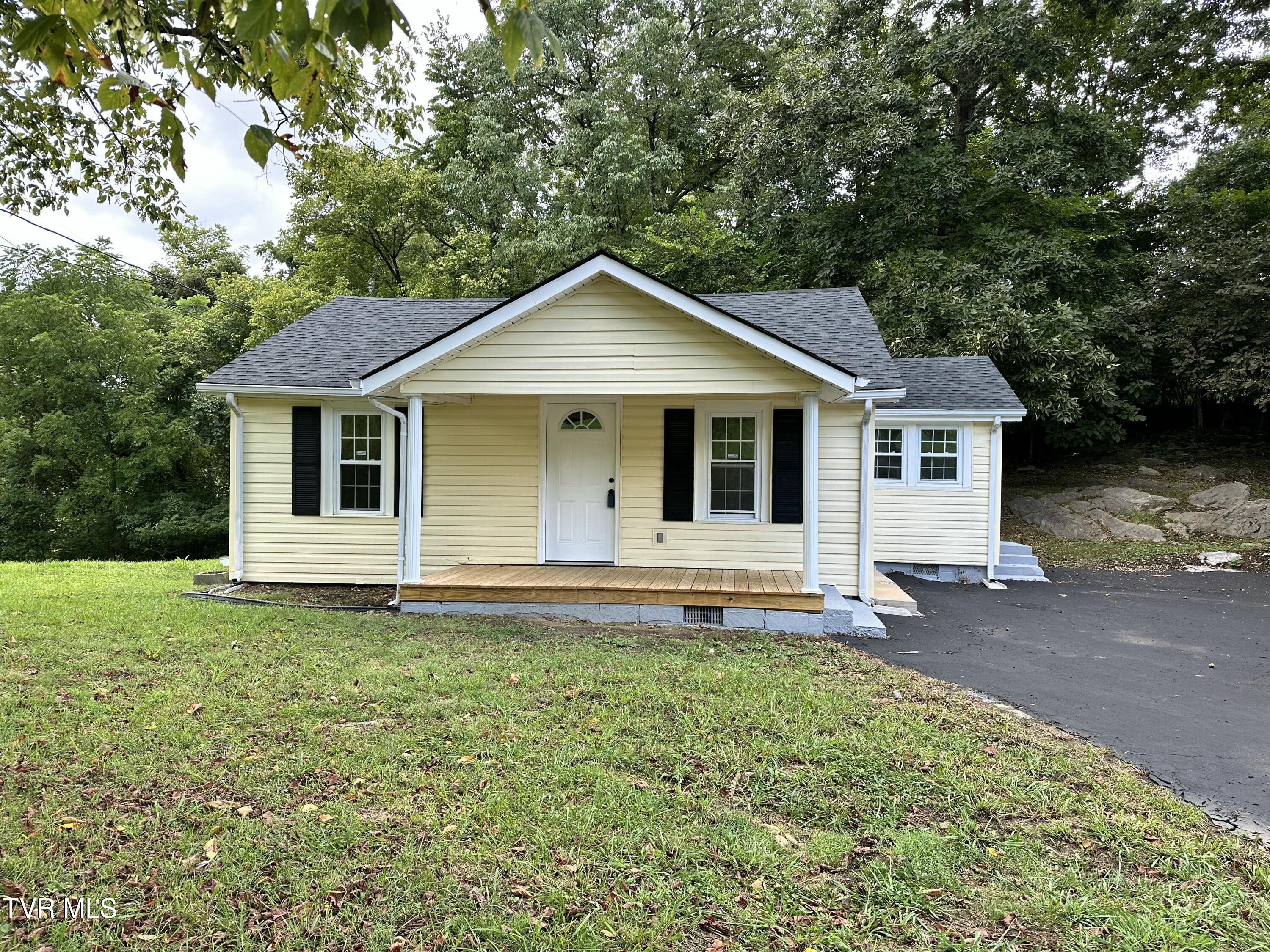 215 Hart Road Elizabethton, TN 37643 - Photo 2 of 18 IMG_2339
