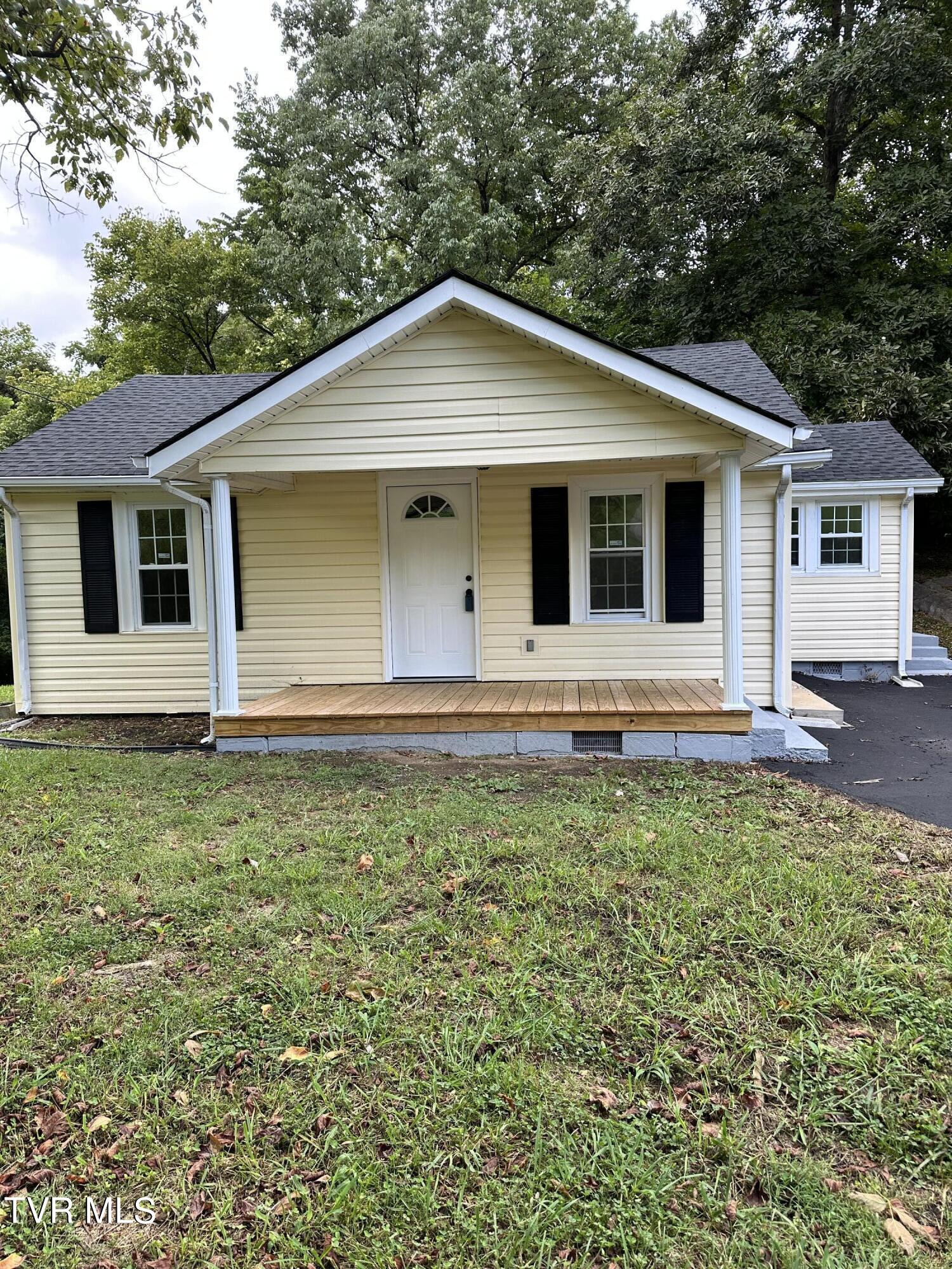 215 Hart Road Elizabethton, TN 37643 - Photo 3 of 18 IMG_2341