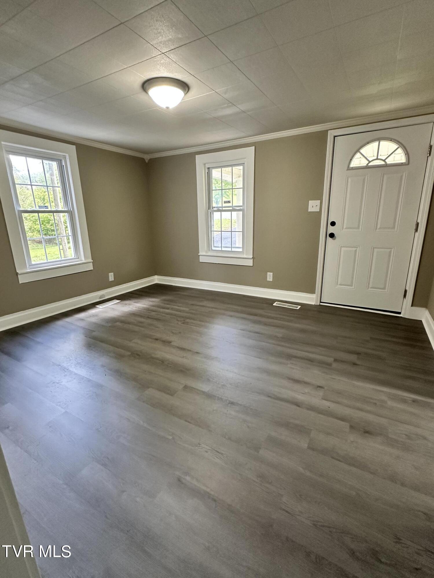 215 Hart Road Elizabethton, TN 37643 - Photo 4 of 18 IMG_2352