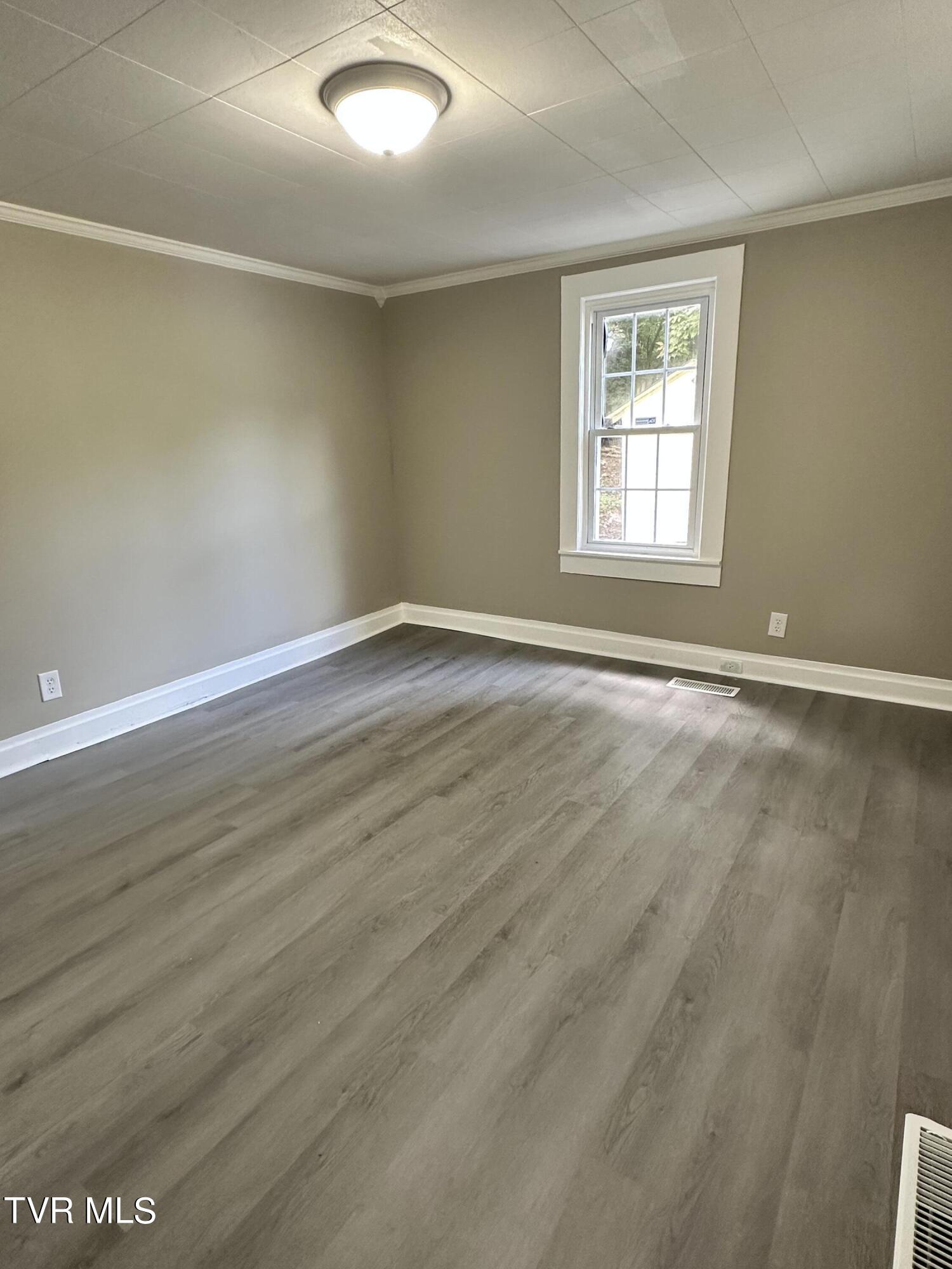 215 Hart Road Elizabethton, TN 37643 - Photo 5 of 18 IMG_2353