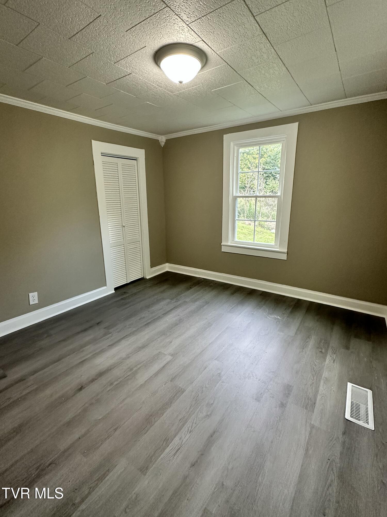 215 Hart Road Elizabethton, TN 37643 - Photo 9 of 18 IMG_2351