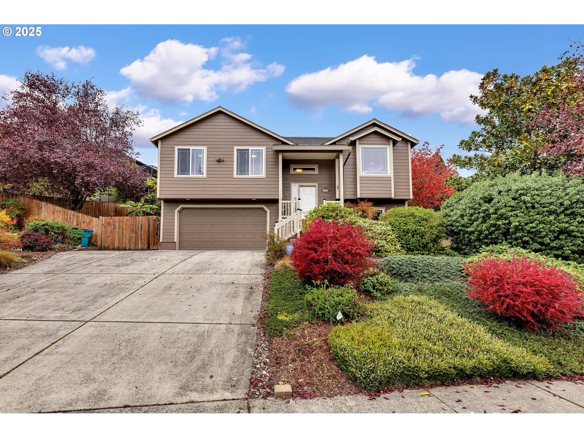 1035 East Pioneer Loop La Center, WA 98629 - Photo 1 of 43 a front view of a house with a yard and garage