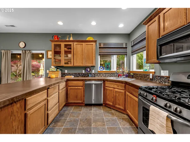 $564,900 | 1035 East Pioneer Loop, La Center, WA 98629