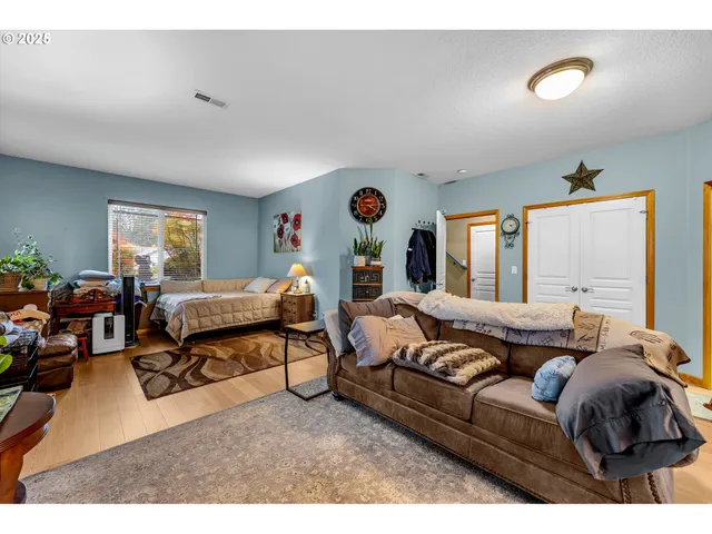 $564,900 | 1035 East Pioneer Loop, La Center, WA 98629