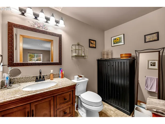 $564,900 | 1035 East Pioneer Loop, La Center, WA 98629