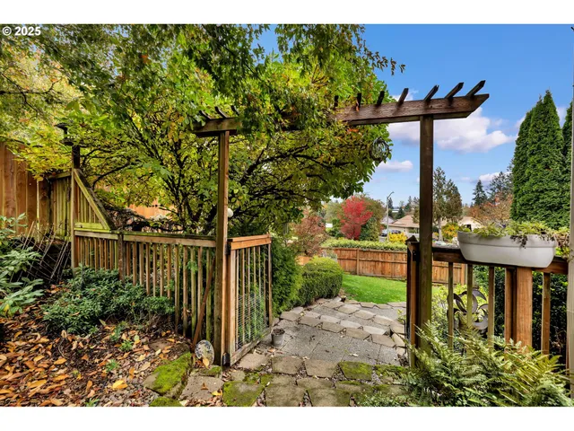 $564,900 | 1035 East Pioneer Loop, La Center, WA 98629