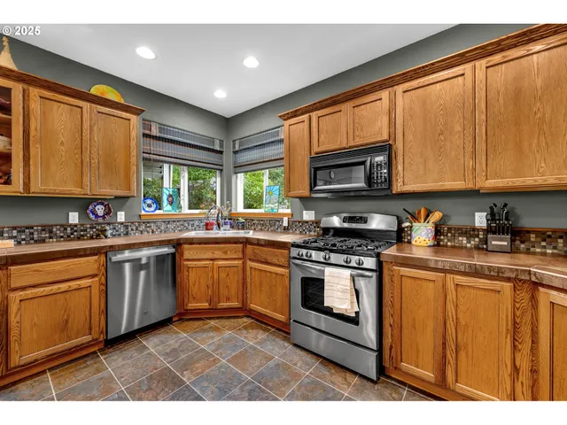 $564,900 | 1035 East Pioneer Loop, La Center, WA 98629