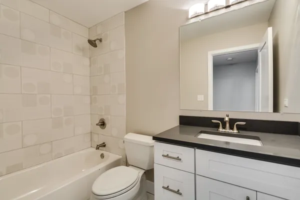 $4,147 | 3119 Lake Avenue, Unit E, Wilmette, IL 60091