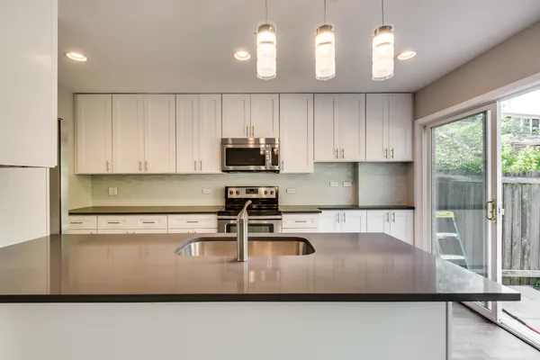 $4,147 | 3119 Lake Avenue, Unit E, Wilmette, IL 60091