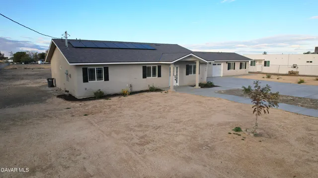 a view of a house with backyard