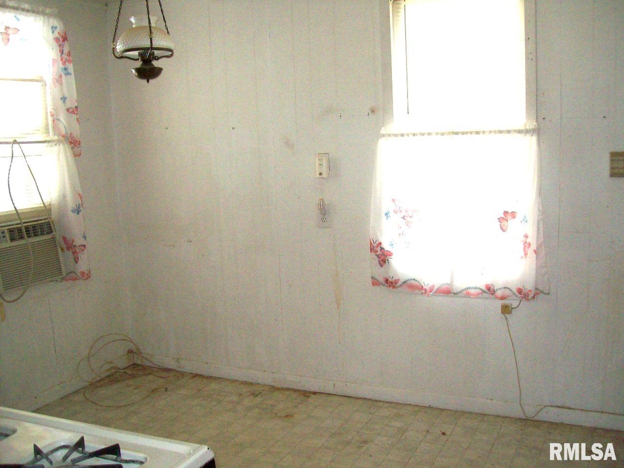 511 3rd Street Manchester, IL 62082 - Photo 5 of 13