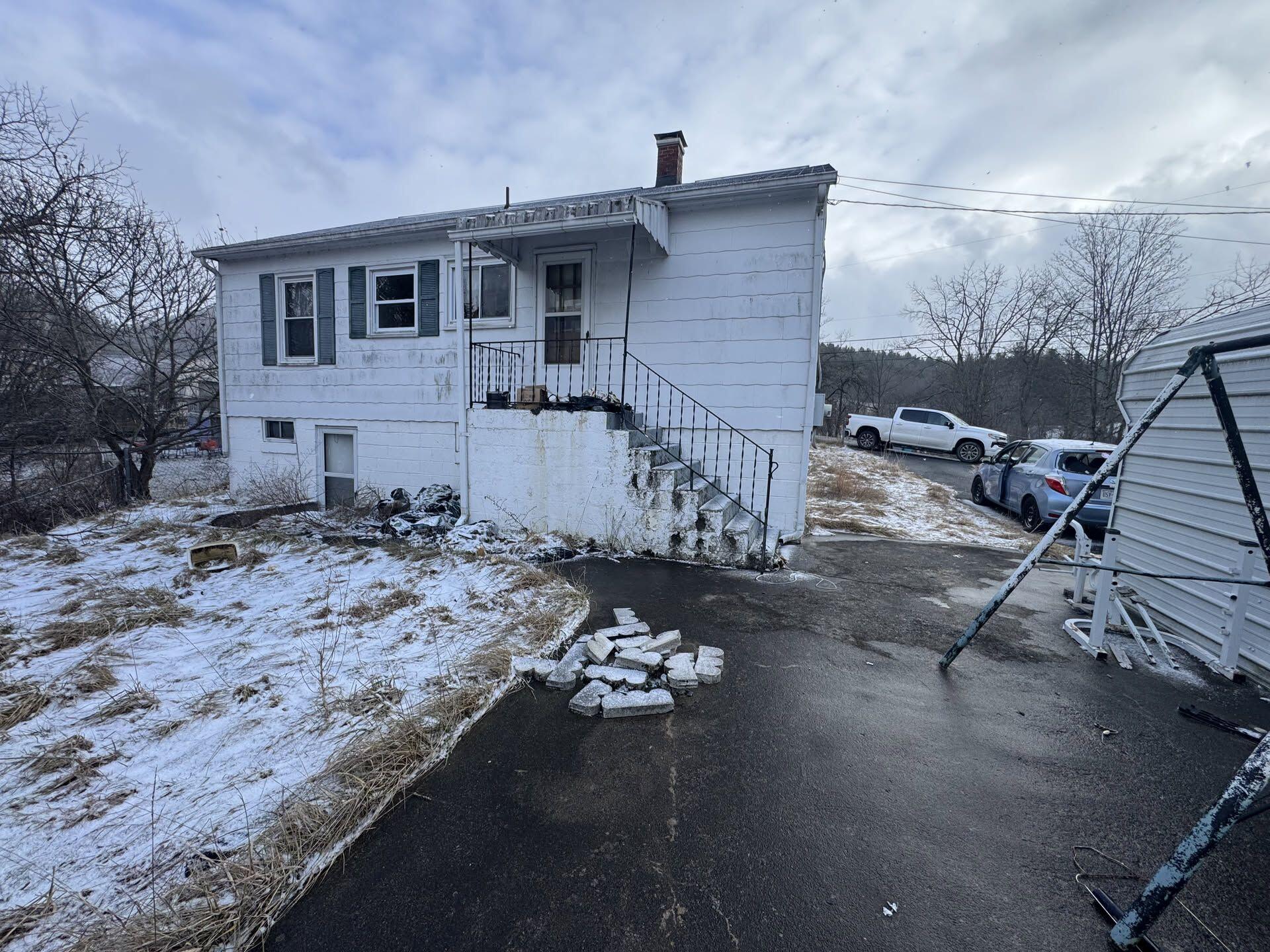 196 Perdue Street Bluefield, WV 24701 - Photo 2 of 28 image 801460