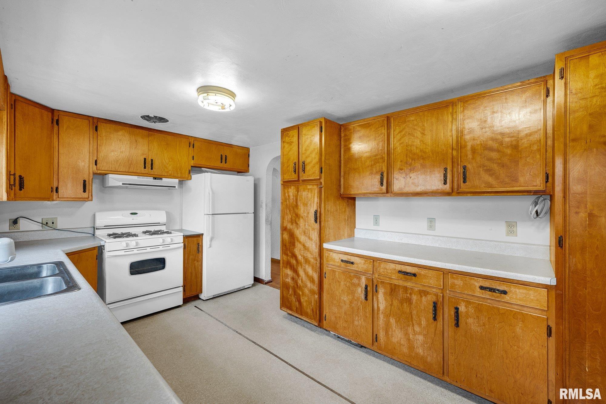 239 North Elmwood Road Farmington, IL 61531 - Photo 8 of 27 Gallery Image 8